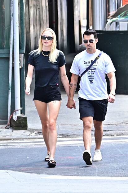 Sophie Turner deslumbra con sencillo look braless en Nueva York