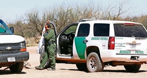 Dan cárcel a hombre que intentó ocultar a migrantes en interior de muebles 
