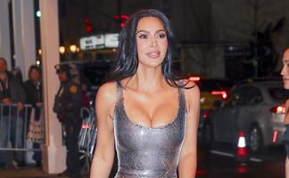 Kim Kardashian arrasa con ajustado vestido metálico y cintura más pequeña 