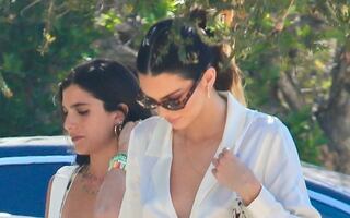 Kendall Jenner se luce con minifalda y blazer al estilo braless en Malibú