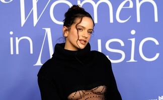 Rosalía deslumbra en sensual sesión de lencería para Calvin Klein y enciende las redes