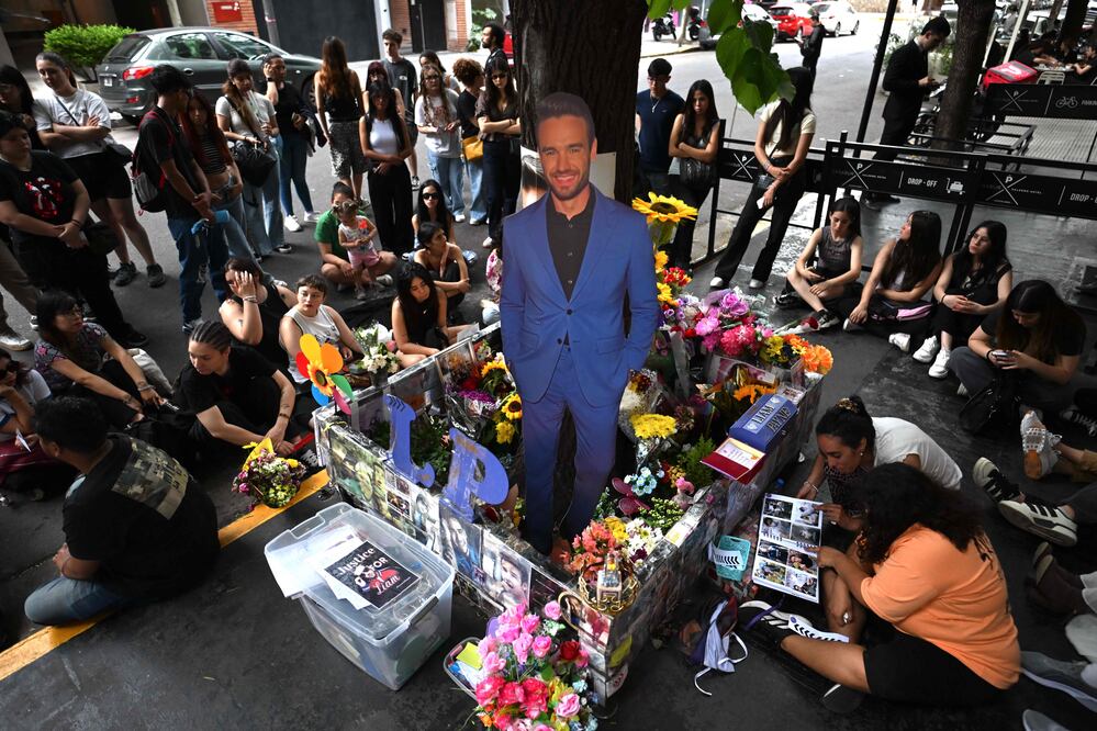 Liam Payne vive en el corazón de sus fans: así lo recordaron en Buenos Aires a un año de su muerte. Foto: Luis ROBAYO / AFP