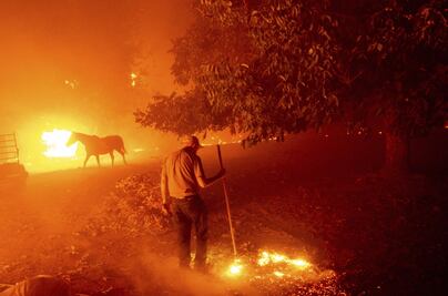 Desalojan a miles en el norte de California por incendios