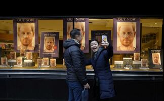 Librerías en Inglaterra abrieron a la medianoche por las memorias del príncipe Harry
