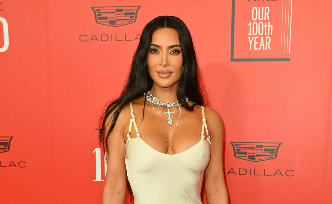 Kim Kardashian se lleva todas las miradas con un ‘all-white outfit’ en Italia en medio de rumores de romance con Drake. Foto: AFP