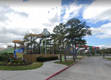 "Incidente químico" afecta a más de 60 turistas en parque acuático de Six Flags en Texas
