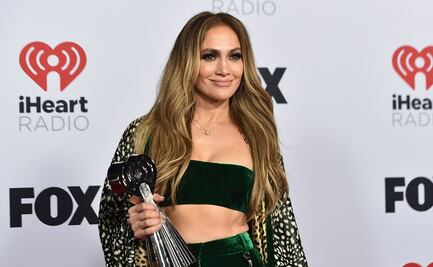 Jennifer Lopez se luce más atrevida que nunca con lencería traslúcida en sesión