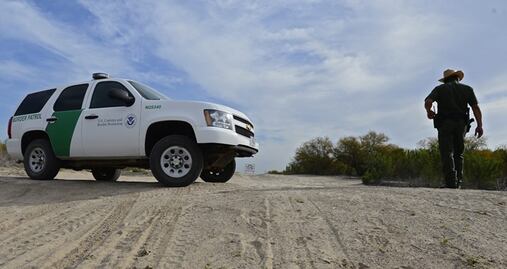 Policía llamó a migrantes “salvajes” y “subhumanos”; enfrentará cárcel