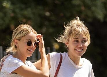 Miley Cyrus pasea en braless junto a su novia Kaitlynn Carter