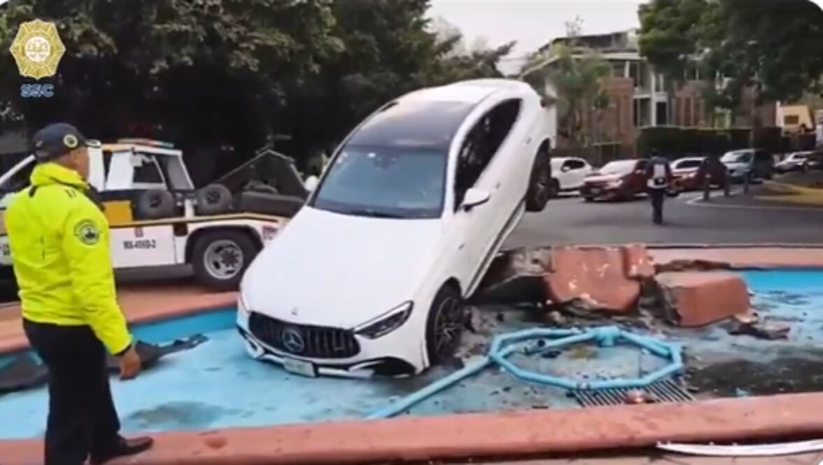 ¡Impresionante! Auto de lujo termina encima de una fuente en Polanco, CDMX; chofer se quedó dormido. Foto @SSC_CDMX