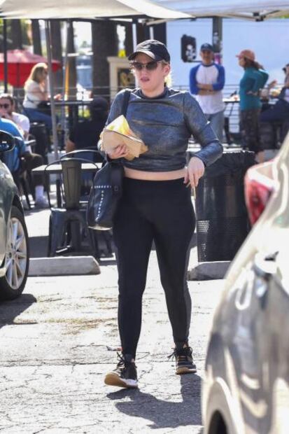 Rebel Wilson presume figura con leggings metálicos tras bajar 35 kilos