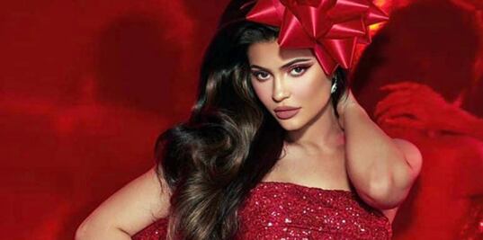 Kylie Jenner recibe la Navidad con minivestido brillante