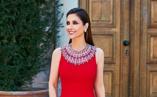 Paloma Cuevas destella belleza y elegancia con ajustado vestido rojo carmesí