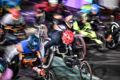 Maratón CDMX en crisis: deportistas paralímpicos denuncian baches y gobierno responde que fue una coladera mal colocada