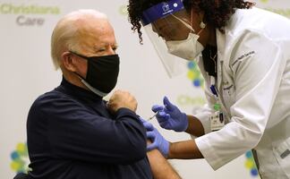 Joe Biden, presidente electo de EU, recibe vacuna contra Covid