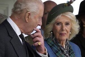 El cáncer y la soledad marcan los días del rey Carlos; Camila vacaciona sin él en yate millonario