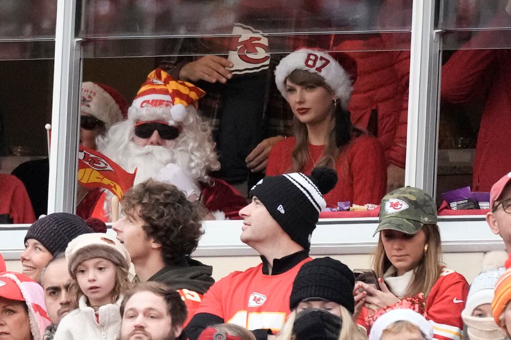 Taylor Swift sorprende en el Estadio Arrowhead junto a Santa Claus para apoyar a su novio Travis Kelce. (AP Photo/Charlie Riedel)
