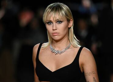 Miley Cyrus sorprende al modelar en la Semana de la Moda de Nueva York