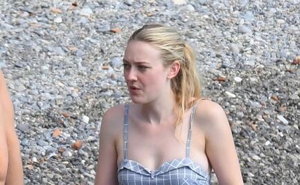 Dakota Fanning cautiva con traje de baño retro en playa de Italia