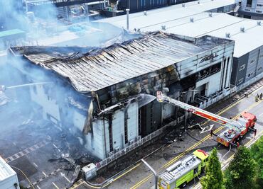 22 fallecidos por incendio masivo en fábrica de baterías de litio en Corea