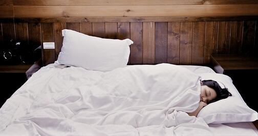 ¿Qué tan seguido se deben lavar las sábanas de la cama?