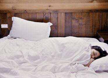 ¿Qué tan seguido se deben lavar las sábanas de la cama?
