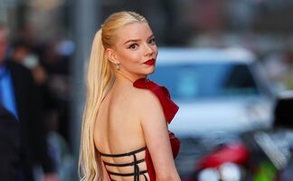 Al estilo Katy Perry, Anya Taylor-Joy usa su vestido más atrevido sin lencería