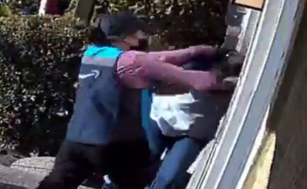 Video. Repartidora de Amazon golpea a mujer que esperaba paquete 