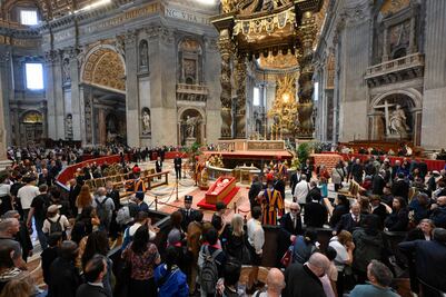 La capilla donde reside el difunto papa Francisco atrae a multitudes antes del funeral 