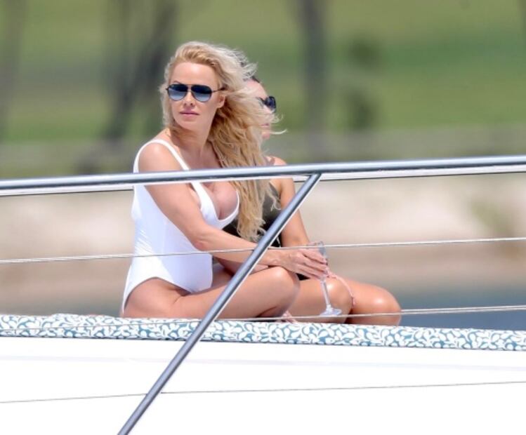 Pamela Anderson cautiva con traje de baño blanco a los 52 años
