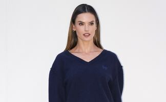 ¿Pantalones o lencería? Alessandra Ambrosio desata reacciones con “polémico” look