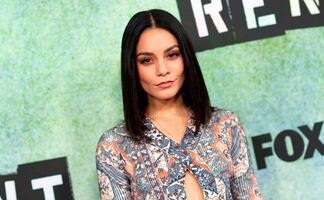 Vanessa Hudgens se luce con microbikini en selfie frente al espejo