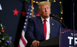 Fanático de Trump desembolsa 9 mil dólares por tenis dorados firmados por el exmandatario