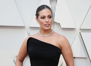 Ashley Graham se convierte en toda una diosa con vestido morado metálico con corte de raja