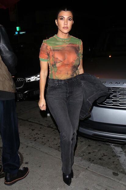 Kourtney Kardashian se luce con atuendo traslúcido en Hollywood