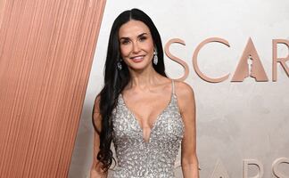 Demi Moore brilla en los Premios Oscar con un vestido plateado de impacto a los 62 años