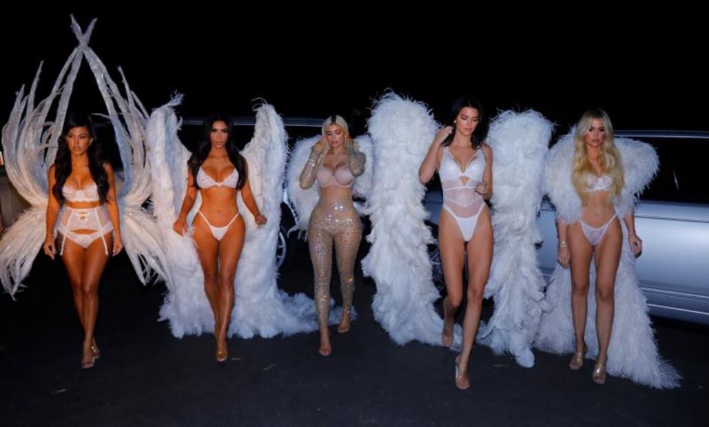 Las hermanas Kardashian causan furor en lencería de Victoria’s Secret