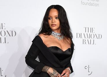 Rihanna deslumbra con minivestido dorado en Instagram