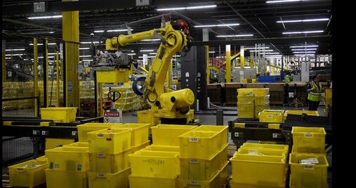 Amazon sustituye a trabajadores por máquinas para empaquetar pedidos