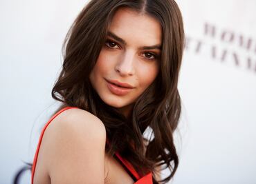 Emily Ratajkowski posa con el bikini 'animal print' más pequeño de la temporada