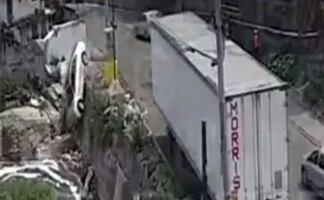 Conductora salva la vida tras caer auto en canal de aguas negras en Naucalpan. VIDEO