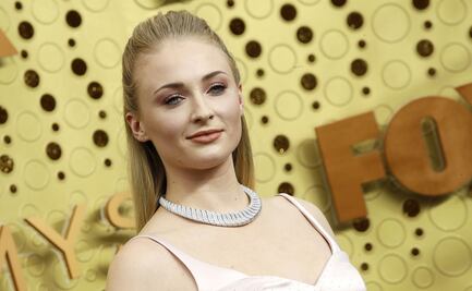Sophie Turner arrasa en leggings negros durante paseo familiar