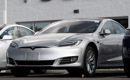 Mujer muere en accidente de Tesla; la batería pudo provocar explosión 