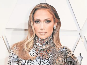 Jennifer Lopez irradia belleza con minivestido rosa en sesión