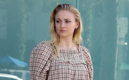 Sophie Turner reaparece con vestido holgado en Los Ángeles