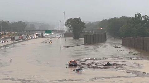 Inundaciones históricas en Chattanooga, Tennessee: remolino arrastra autos en carretera interestatal. VIDEO