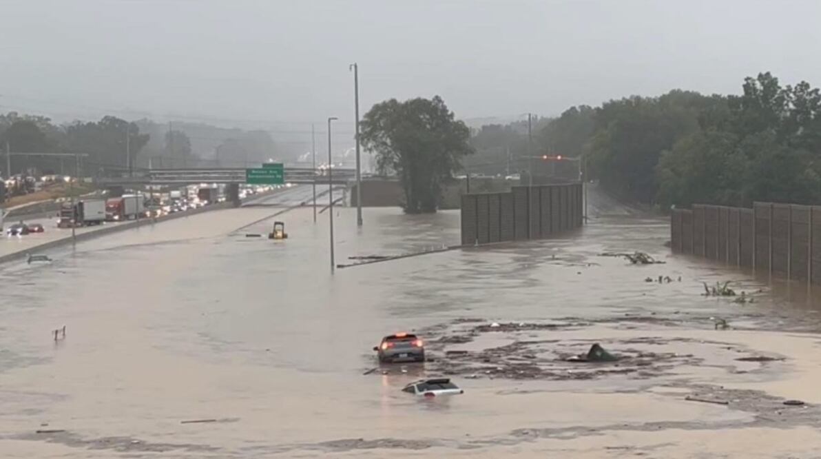 Inundaciones históricas en Chattanooga, Tennessee: remolino arrastra autos en carretera interestatal. VIDEO. Foto: Captura de video / X