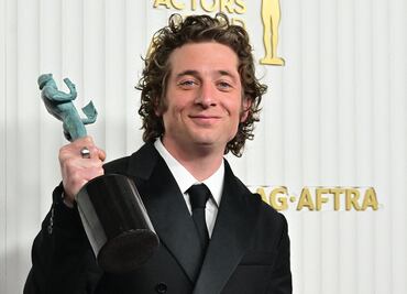 Jeremy Allen White, novio de Rosalía, posa en ropa interior para Calvin Klein y enciende las redes