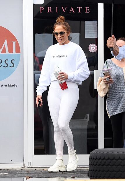 Jennifer Lopez presume silueta de 'infarto' con leggings blancos