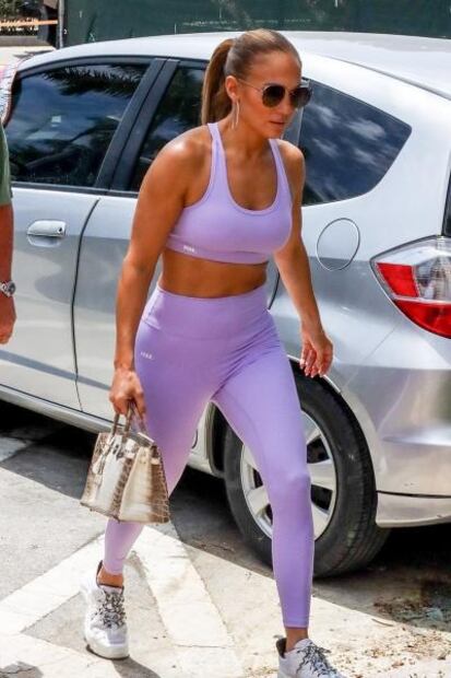 Jennifer Lopez remarca su figura 'de infarto' con leggings lavanda en Miami
